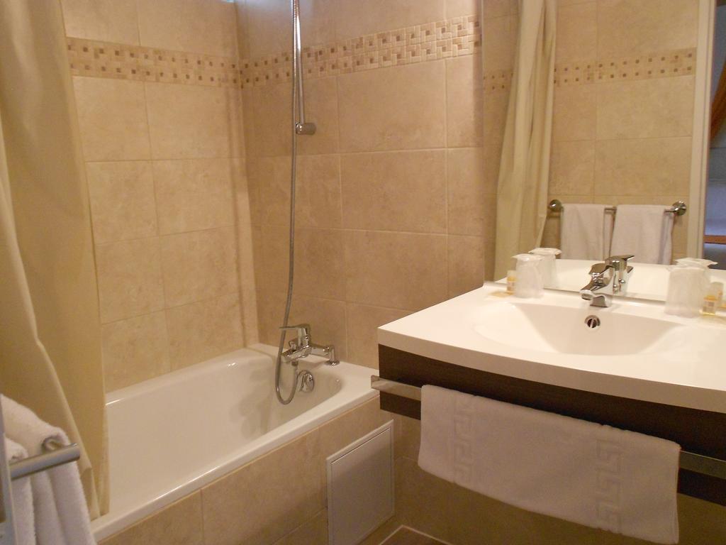 Triple Room (3 Adults or 2 Adults + 1 Child),1425155475:JPEG